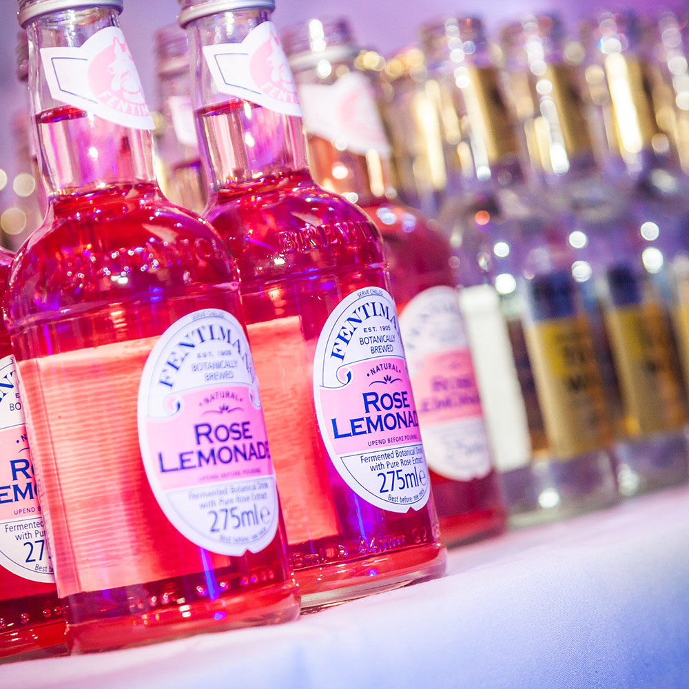 Rose Lemonade op het evenement van Alcon