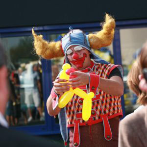 Clown die een ballon maakt