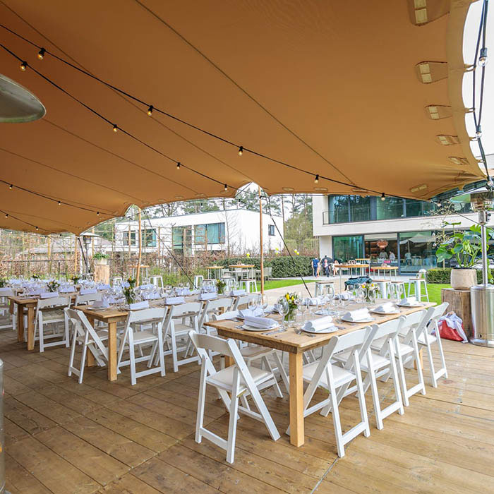 Gedekte tafels feest in open lucht