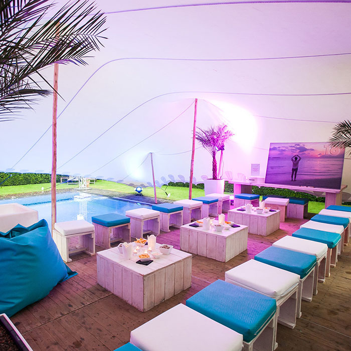 Buiten-event met tent en zwembad