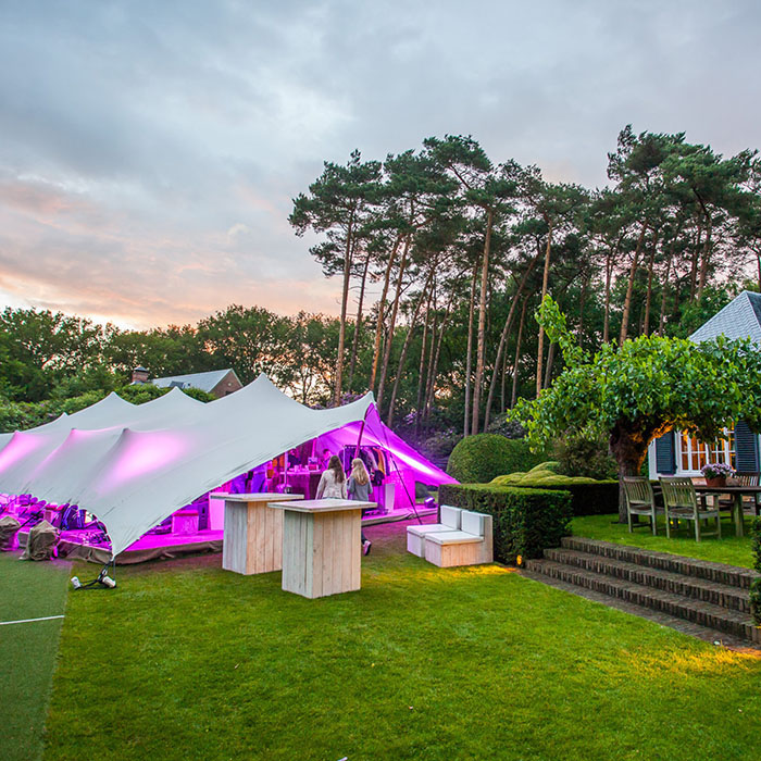 Evenement in tuin met tent en verlichting