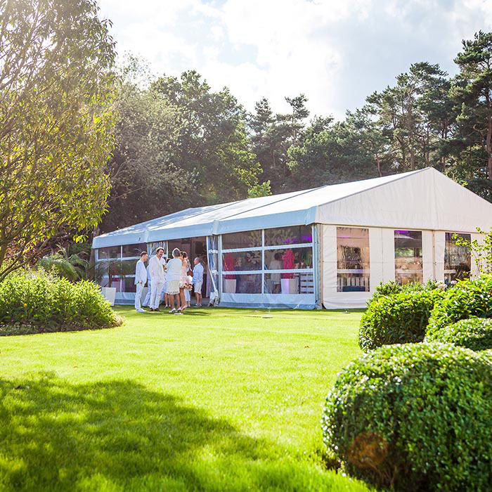 Evenement in tent in de tuin