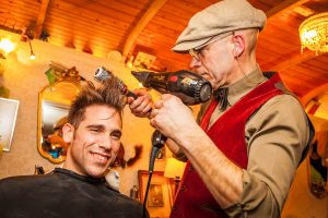 Dries Desmet als barbier op bedrijfsevent KonseptS