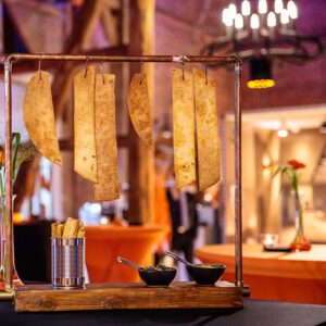 Heerlijk korkante deegwaren met dips, gepresenteerd op een hangrekje bedacht door de catering van KonseptS