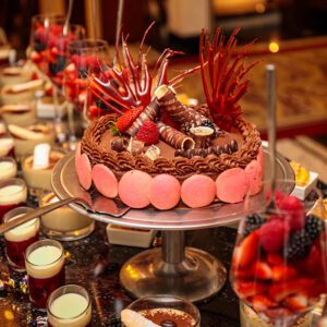 Heerlijke dessert tafel met als centerpunt een feestelijk versierde chocoladetaart verzorgd door Evenementenbureau KonseptS