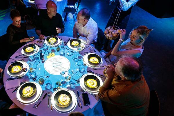 Originele op een tafel geprojecteerde foodanimaties