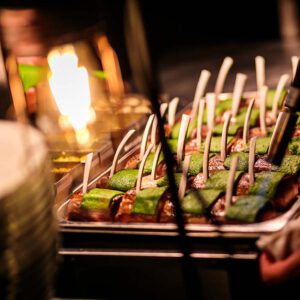 Een walking buffet word voorbereid door de catering experts van KonseptS