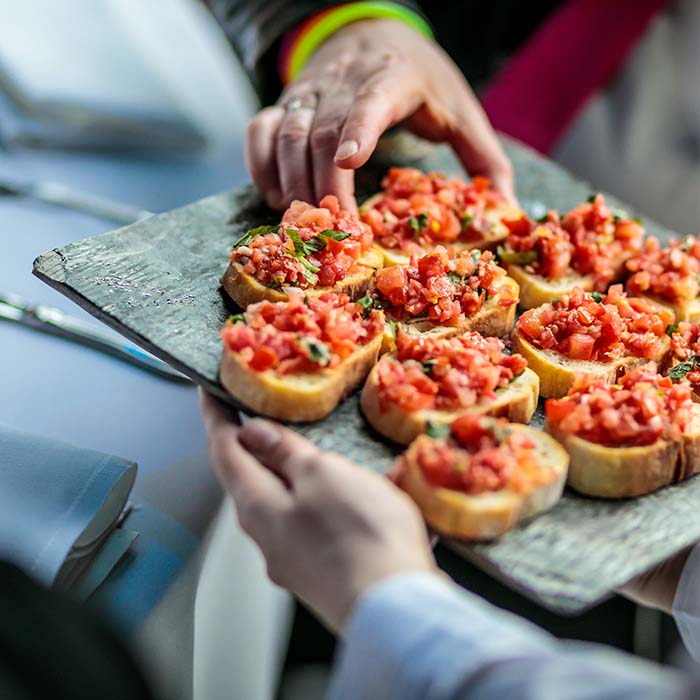 Hapklare geroosterde broodjes belegd met steak tartare geserveerd uit het vuistje op een evenement van SKF