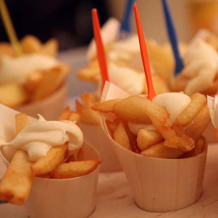 Schattige kleine frietzakjes voor een walking Buffet op een event van KonseptS