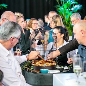 origineel geserveerde hapjes in een vogelkooitje, catering gebracht door KonseptS evenement planners