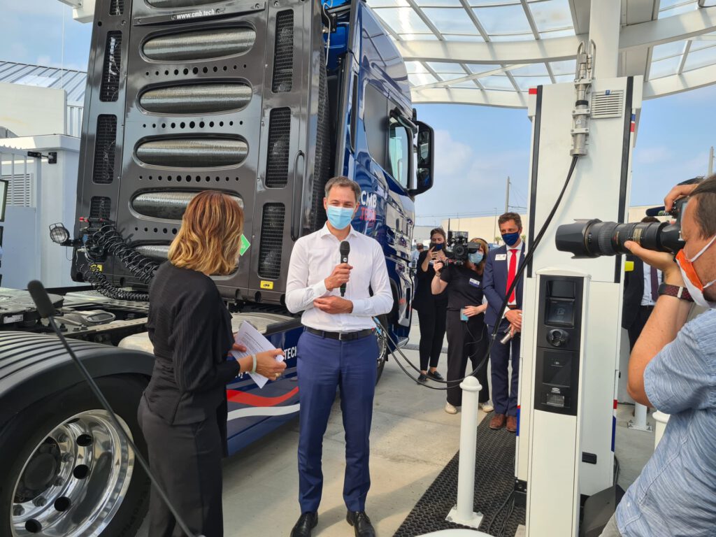 Alexander De Croo rijdt met waterstoftruck