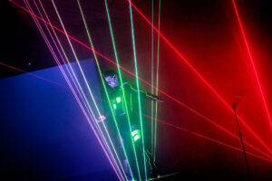 Artiest op podium laser show
