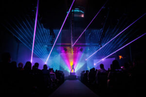 Lichtshow met artiest op podium